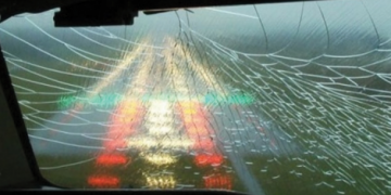 Camı kırılan İran uçağı acil iniş yaptı