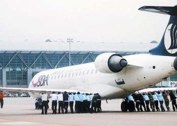 Endonezya’da yolcular uçağı iterek çalıştırmak istedi!