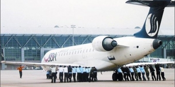 Endonezya’da yolcular uçağı iterek çalıştırmak istedi!