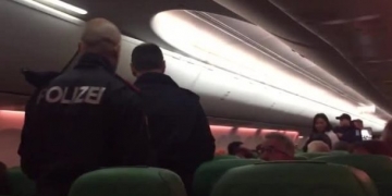 Gaz çıkaran yolcunun kavga çıkardığı uçak acil iniş yaptı!