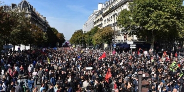 Fransa’daki genel grev uçakları da vurdu!
