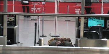 Havalimanında kalan Mehmet Şanlı’ya yardım yağıyor!