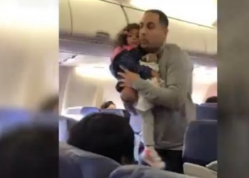 Kabin görevlisi, baba ve iki yaşındaki kızını uçaktan attı!