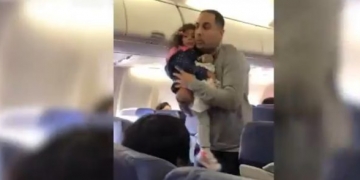 Kabin görevlisi, baba ve iki yaşındaki kızını uçaktan attı!