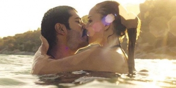 Burak Özçivit ve Fahriye Evcen Afrika turunda yorgunluk atıyor