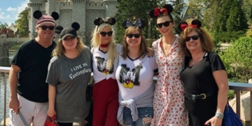 Ünlü model Karlie Kloss, ikiz kardeşleriyle Disneyland turunda