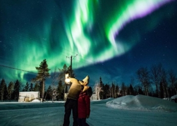 Finlandiya Lapland turuna çıkan ünlü çift kuzey ışıkları altında romantik anlar yaşadılar