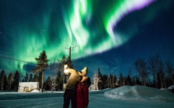 Finlandiya Lapland turuna çıkan ünlü çift kuzey ışıkları altında romantik anlar yaşadılar