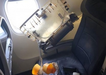 American Airlines uçağında bebeğin üstüne tavan düştü!