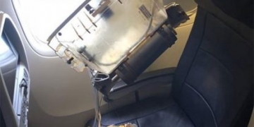 American Airlines uçağında bebeğin üstüne tavan düştü!