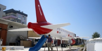 Antalya’da çocuklara özel kaykay uçak!