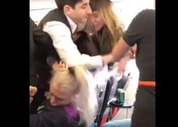 Dansçı kadınlar uçakta ortalığı birbirine kattı!