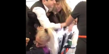 Dansçı kadınlar uçakta ortalığı birbirine kattı!