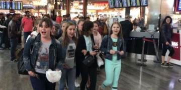 Parasız kalan Ukraynalı öğrenciler şarkı söyleyerek para topladı!