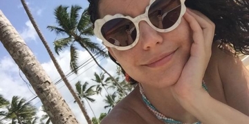 Dominik'te tatil yapan Beren Saat de makyajsız modasına uydu