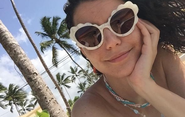 Dominik'te tatil yapan Beren Saat de makyajsız modasına uydu