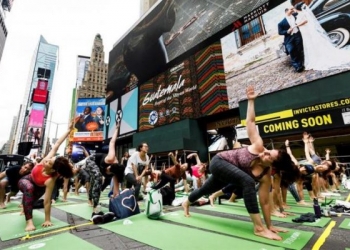 Times Meydanı Dünya Yoga Günü’nde yogacılarla doldu