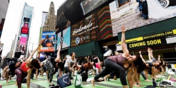 Times Meydanı Dünya Yoga Günü’nde yogacılarla doldu