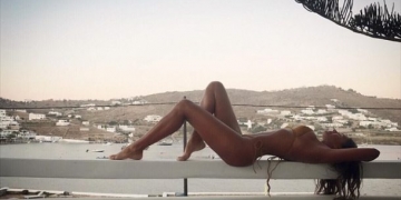 Yunan adası Mykonos’ta tatil yapan Eda Taşpınar özel fotoğrafçı tuttu!