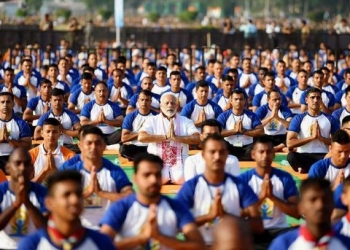 Hindistan Başbakanı Modi 50 bin kişiyle yoga yaptı!