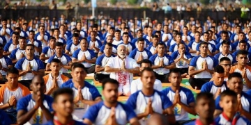Hindistan Başbakanı Modi 50 bin kişiyle yoga yaptı!