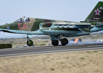 Ukrayna’da uçak plaja 10 metre mesafeden seyretti!