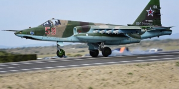 Ukrayna’da uçak plaja 10 metre mesafeden seyretti!