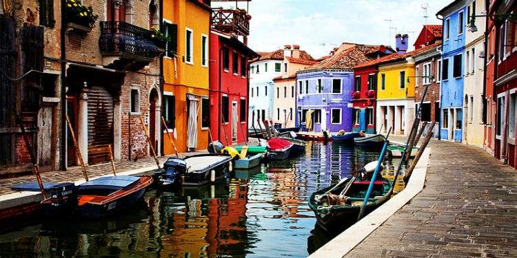 Gondol gezileri ile ünlü Venedik'te bazı turistik aktivitelere sınırlama geldi