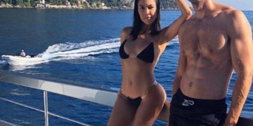 Kardashian ve sevgilisi İtalya plajlarının tadını çıkarıyor