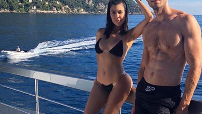 Kardashian ve sevgilisi İtalya plajlarının tadını çıkarıyor