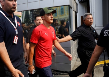 Arsenal ile Singapur'da kampta olan Mesut Özil'e koruma ordusu eşlik ediyor!