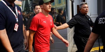Arsenal ile Singapur'da kampta olan Mesut Özil'e koruma ordusu eşlik ediyor!