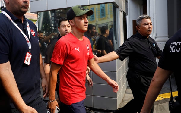 Arsenal ile Singapur'da kampta olan Mesut Özil'e koruma ordusu eşlik ediyor!