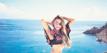 Özge Ulusoy en eğlenceli Yunan Adası Mykonos’ta tatil yapıyor!