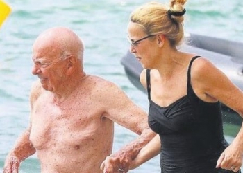 Dünyanın en zenginlerinden Murdoch, Fransa sahillerinde eşiyle tatil yapıyor