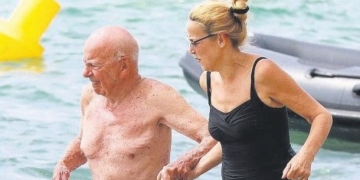 Dünyanın en zenginlerinden Murdoch, Fransa sahillerinde eşiyle tatil yapıyor