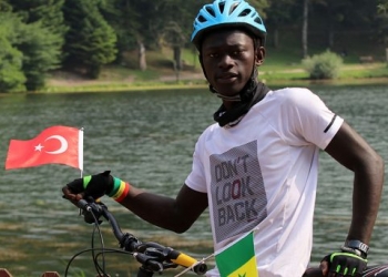 Senegalli Mustafa, mahallelinin aldığı bisikletle Türkiye’yi dolaşıp, Afrika’yı anlatacak