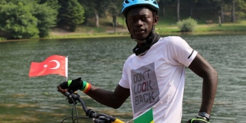 Senegalli Mustafa, mahallelinin aldığı bisikletle Türkiye’yi dolaşıp, Afrika’yı anlatacak