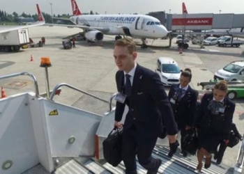 Uçakta doğan Erkan bebek, kabin memuru oldu!