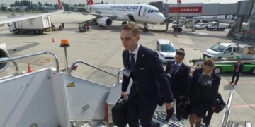 Uçakta doğan Erkan bebek, kabin memuru oldu!