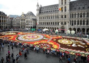 Brüksel’in ünlü Grande Place Meydanı çiçek halıya bezendi!