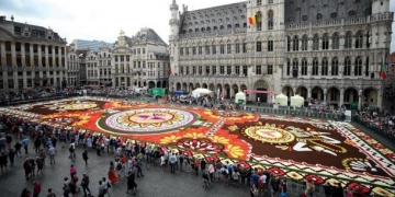 Brüksel’in ünlü Grande Place Meydanı çiçek halıya bezendi!