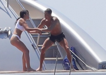 Cristiano Ronaldo, Georgina Rodriguez ile Ibiza'nın tadını çıkarıyor 11 Cristiano Ronaldo, Georgina Rodriguez ile Ibiza’nın tadını çıkarıyor