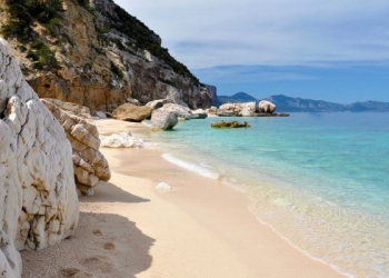 Sardinya’daki İtalya Plajların’ndan bir şişe kum alan turiste 1000 euro ceza kesildi!