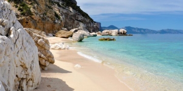 Sardinya’daki İtalya Plajların’ndan bir şişe kum alan turiste 1000 euro ceza kesildi!