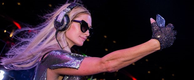 KKTC'de sahne olan Paris Hilton adayı salladı!