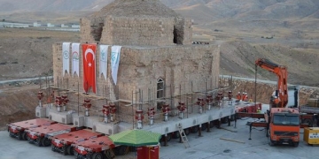 3 km taşınan tarihi Artuklu Hamamı yeni yerine indiriliyor!