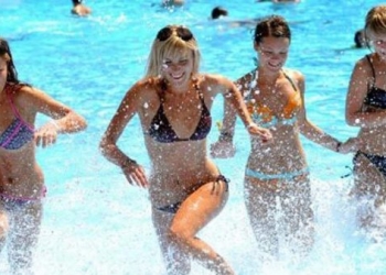 Ayık: Türkiye’ye gelen Rus turist sayısı daha da artabilir