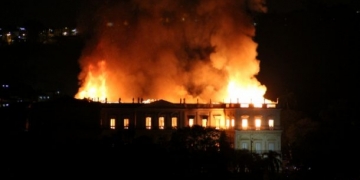 Brezilya’nın 200 yıllık ünlü müzesinde yangın çıktı!