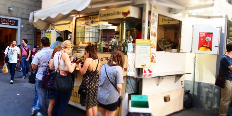 Floransa'dan ilginç yasak... Sokakta yemek yemek yasaklandı!